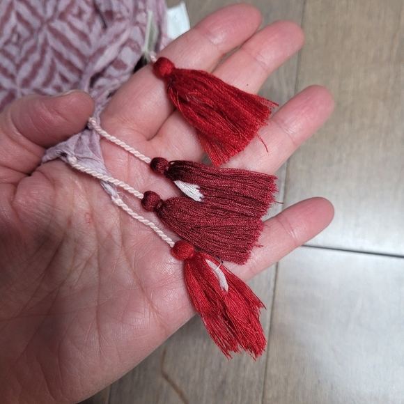 Hand printed red and pink scarf with tassels - Picture 9 of 12
